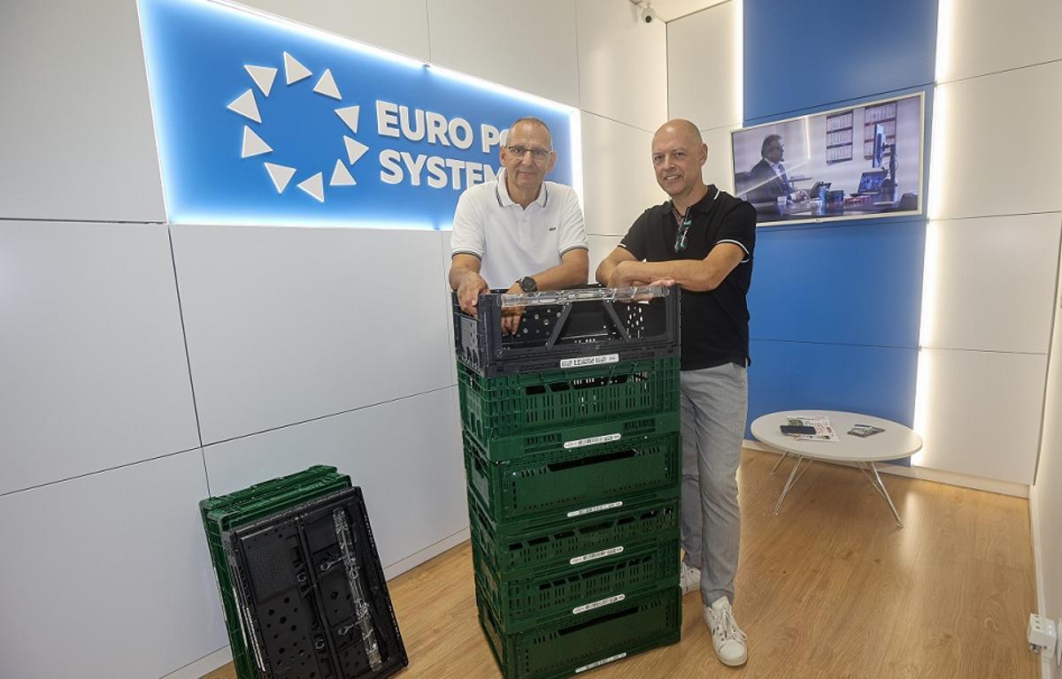 De izquierda a derecha, Bartolomé Saro y Niko Matheve, en la sede de Euro Pool System en Alicante.