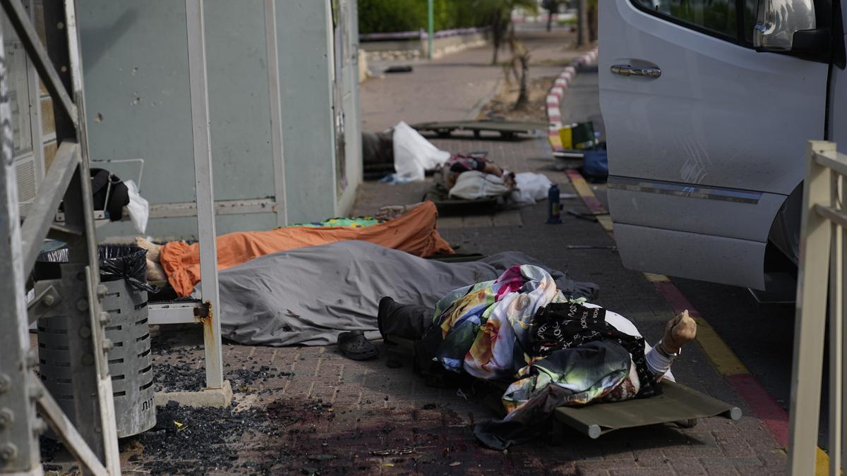 Civiles asesinados por militantes palestinos yacen cubiertos por sábanas en Sderot , Israel