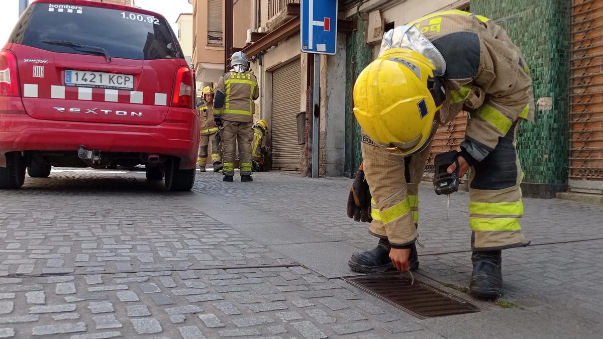 Els Bombers treballant al carrer Barreres de Manresa per una alerta de fuita de gas