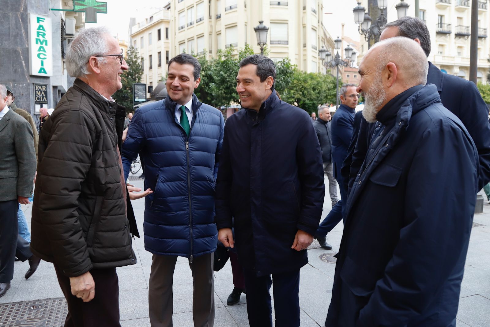 El presidente andaluz visita a los comerciantes del centro