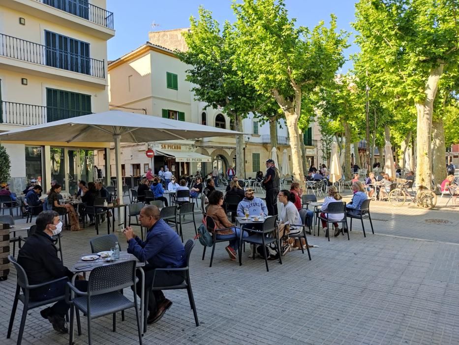 Lockdown-Lockerung Mallorca: Erste Cafés auf dem Dorfplatz