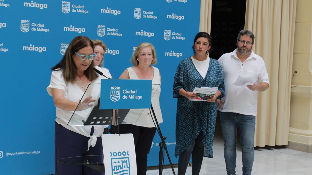 Las hermanas de García Caparrós leen la carta enviada a Pedro Sánchez, acompañadas por Toni Morillas y Joaquín Recio.