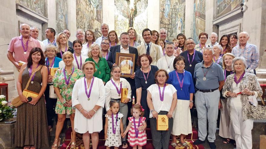 Los nuevos cofrades tras la entrega de sus medallas acreditativas en la Colegiata.