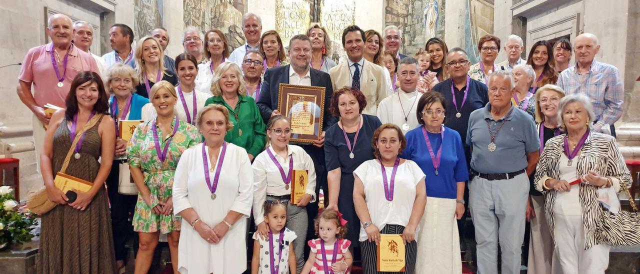 Los nuevos cofrades tras la entrega de sus medallas acreditativas en la Colegiata.