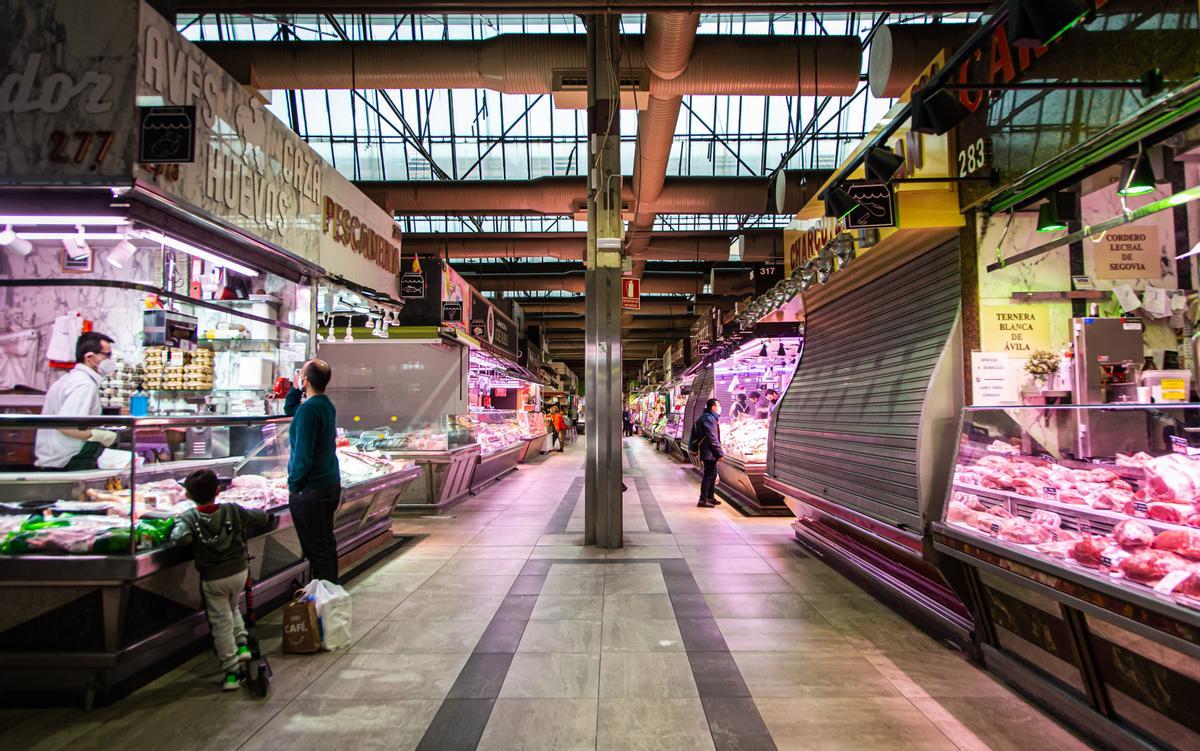 Imagen interior del Mercado de Maravillas en Madrid donde los clientes hacen sus compras. 