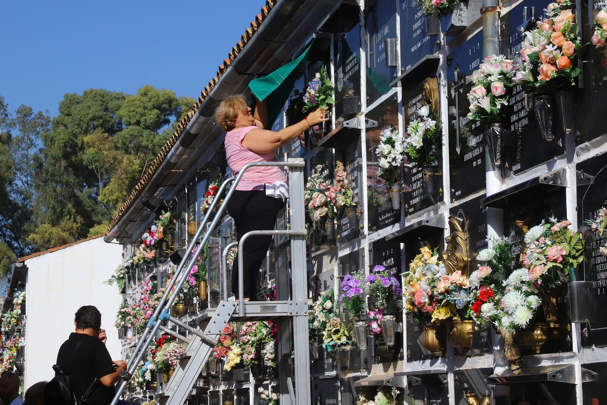 Los cementerios cordobeses cobran vida por el día de Todos los Santos