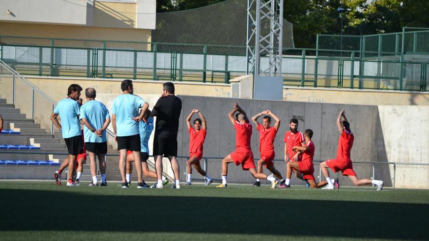 El cuerpo técnico azulgrana observa un entrenamiento.