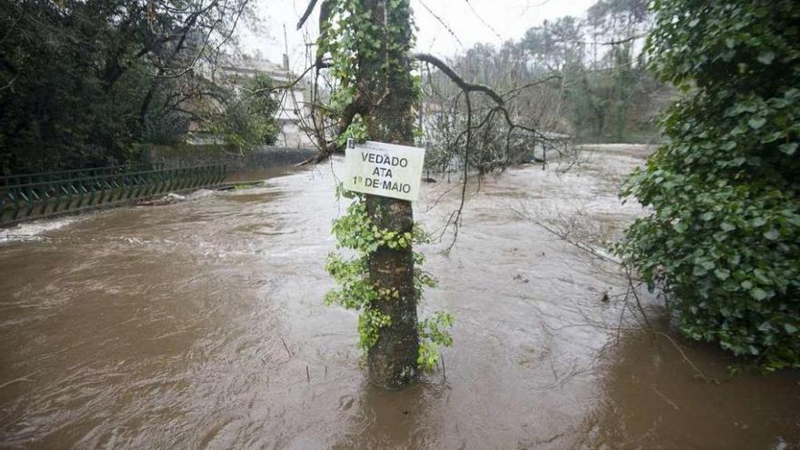 Crecida del río Mendo el pasado viernes a causa de las fuertes lluvias.