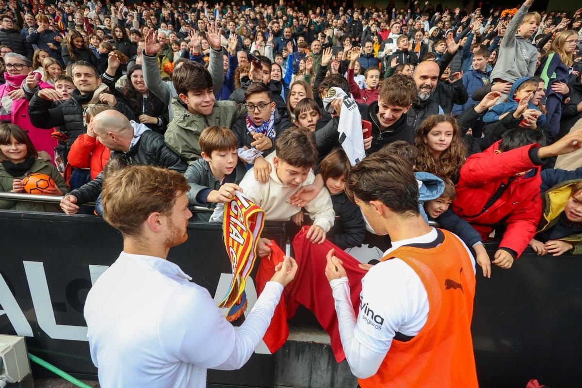 Búscate en las gradas de Mestalla durante el entrenamiento del Valencia CF
