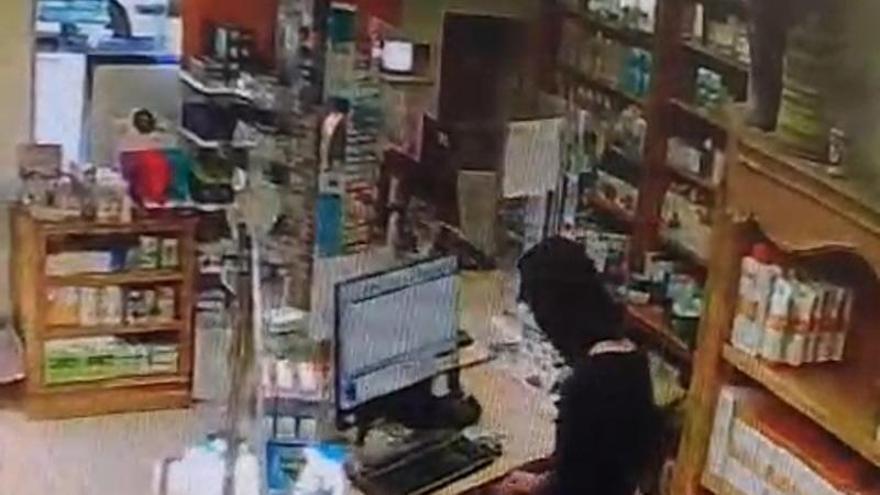 Atraca una farmacia de Lo Pagán y huye con el dinero de la caja: “Se llevó hasta las monedas”