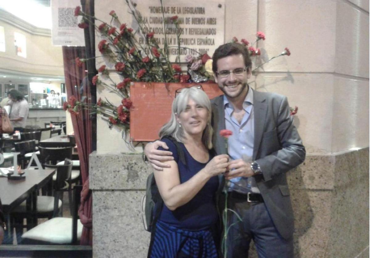 El abogado Eduardo Ranz y Merçona Puig Antich, en el bar Iberia de Buenos Aires en diciembre de 2013