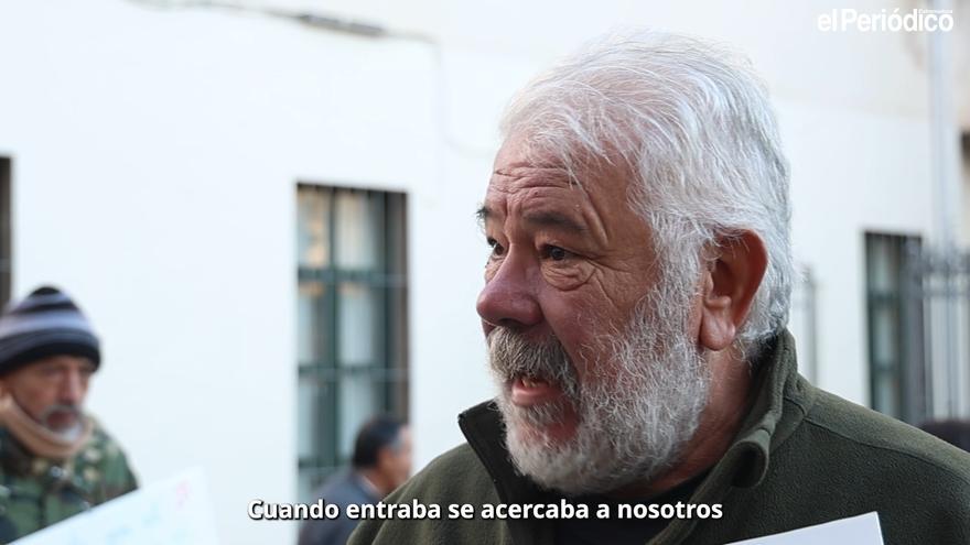 Vídeo | Protesta ante el Ayuntamiento de Cáceres de los vecinos de Cuartos del Baño