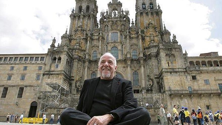 Paulo Coelho, ayer, frente a la fachada de la catedral de Santiago.