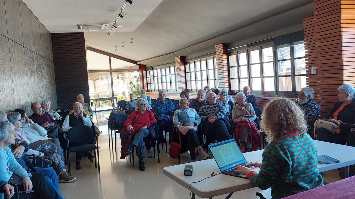 La sala cultural de l'Ajuntament de Solsona va acollir la reunió sobre l'envelliment al Solsonès