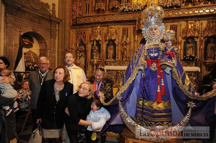 Los niños pasan por el manto de la Fuensanta