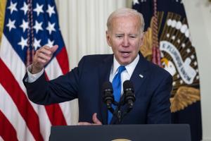 El presidente estadounidense, Joe Biden, pronuncia un discurso sobre las crecientes amenazas a la democracia estadounidense y las elecciones libres, en el Columbus Club del Comité Nacional Demócrata en Washington, DC, EE.UU. EFE/EPA/Jim Lo Scalzo / POOL