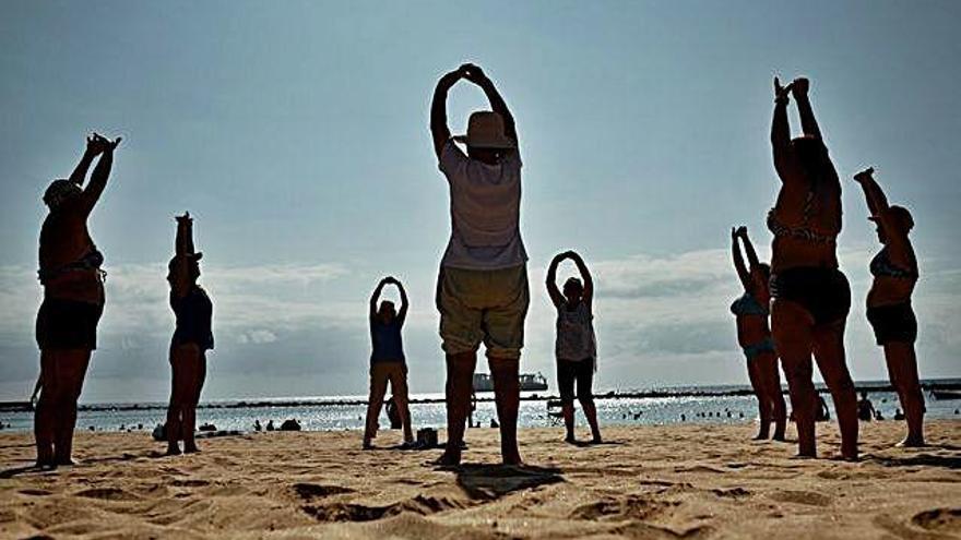 Ejercicio en la playa en horario de verano.