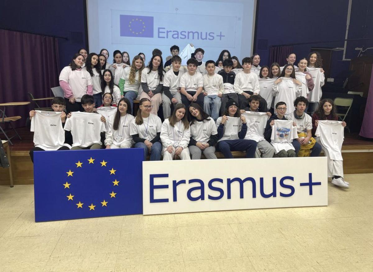 Foto de familia en el salón de actos del instituto Laxeiro. |