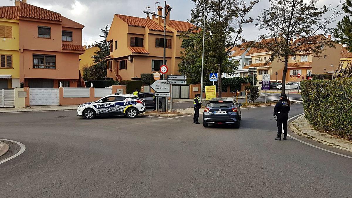 Uno de los controles realizados por la Policía Local de Paterna, durante el cierre. | A.P.