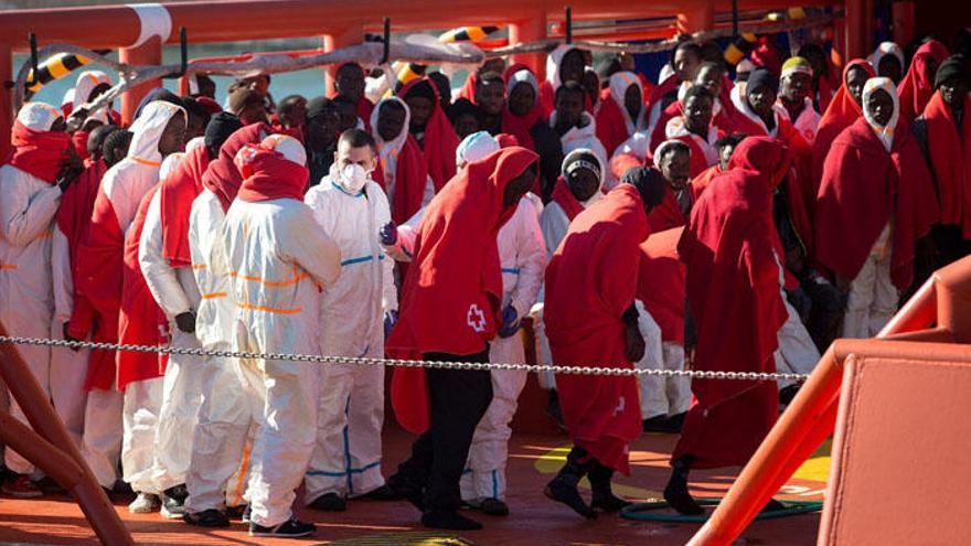 Atención en el Puerto de Málaga a personas rescatadas de pateras.