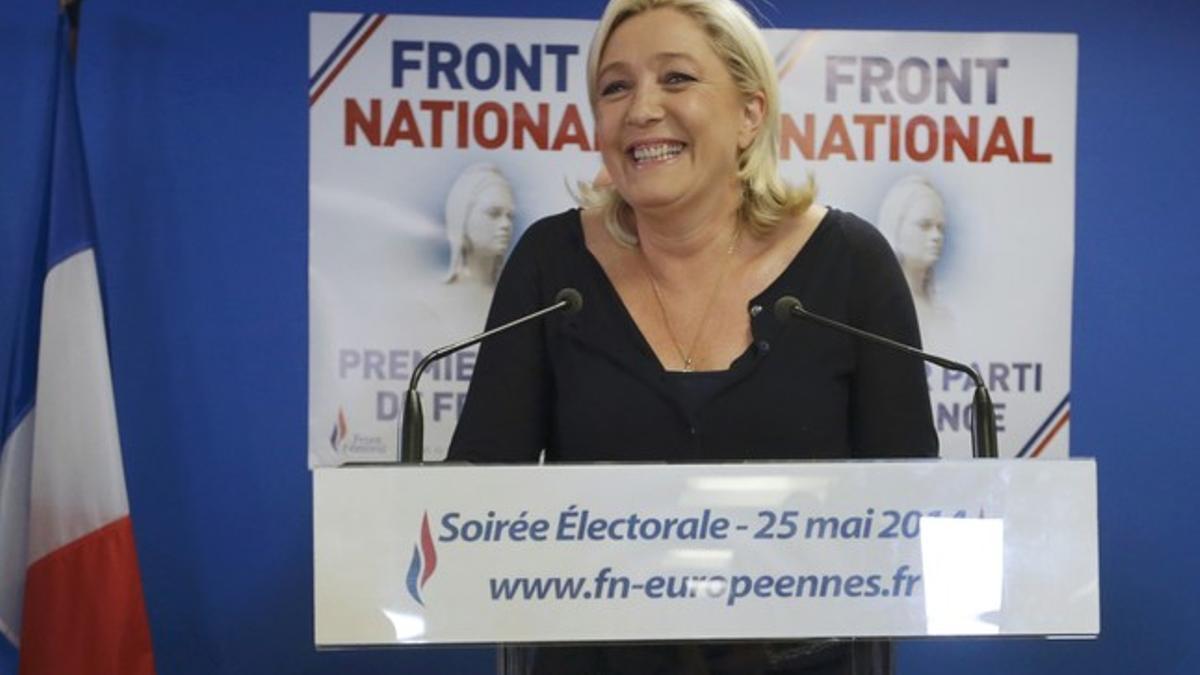 Marine Le Pen celebra la victoria del FN, anoche en la sede del partido en Nanterre.