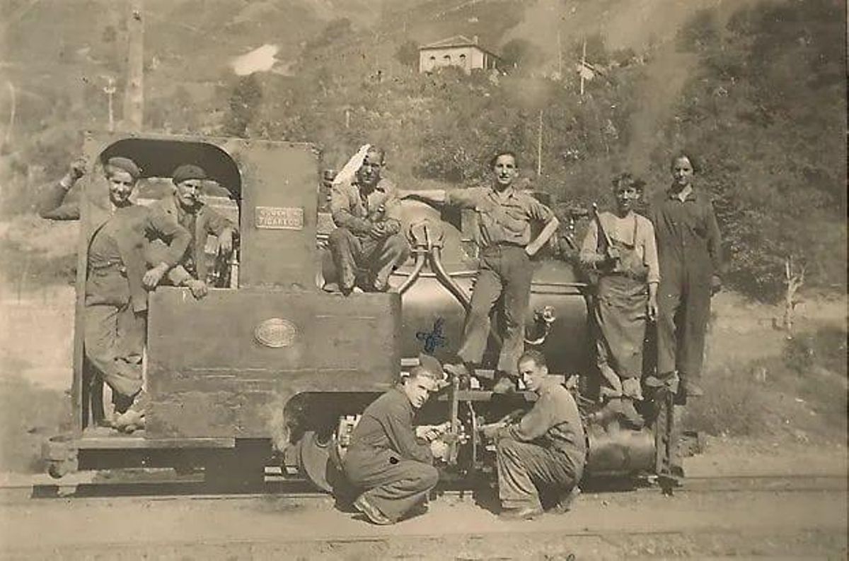 Nicanor, primero por la derecha con boina, con sus compañeros de trabajo en 1941 sobre la locomotora “Figaredo&quot;, que restauró en 2006