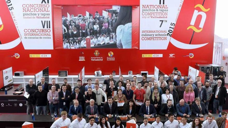 Foto de familia de los cuarenta y ocho cocineros de todas las comunidades que participan en la fase final del XI Concurso.