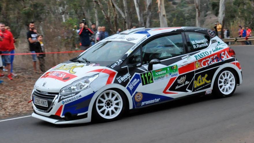 Manu Naranjo-Tino Guerra con el Peugeot 208 R2, participantes en Fórmula Rally.