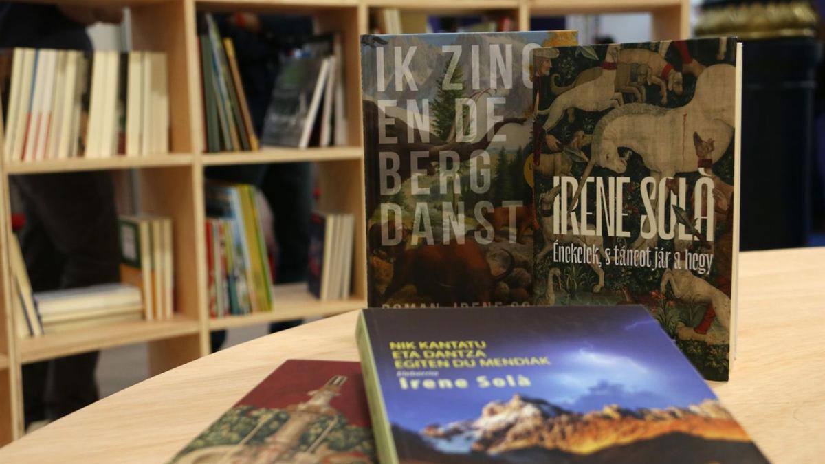 Versions traduïdes de «Canto jo i la muntanya balla», d’Irene Solà, a la London Book Fair. | ACN