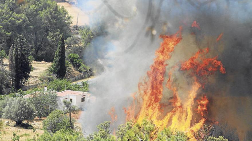 El fuego amenaza una casa en la zona de es Torrent de sa Sud, en el incendio que se declaró el jueves pasado en Sant Miquel.