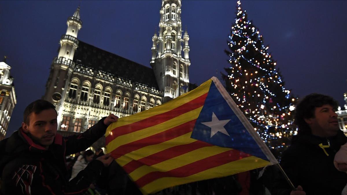 Partidarios de la independencia desplazados a Bruselas, se fotografían en el centro de la capital.