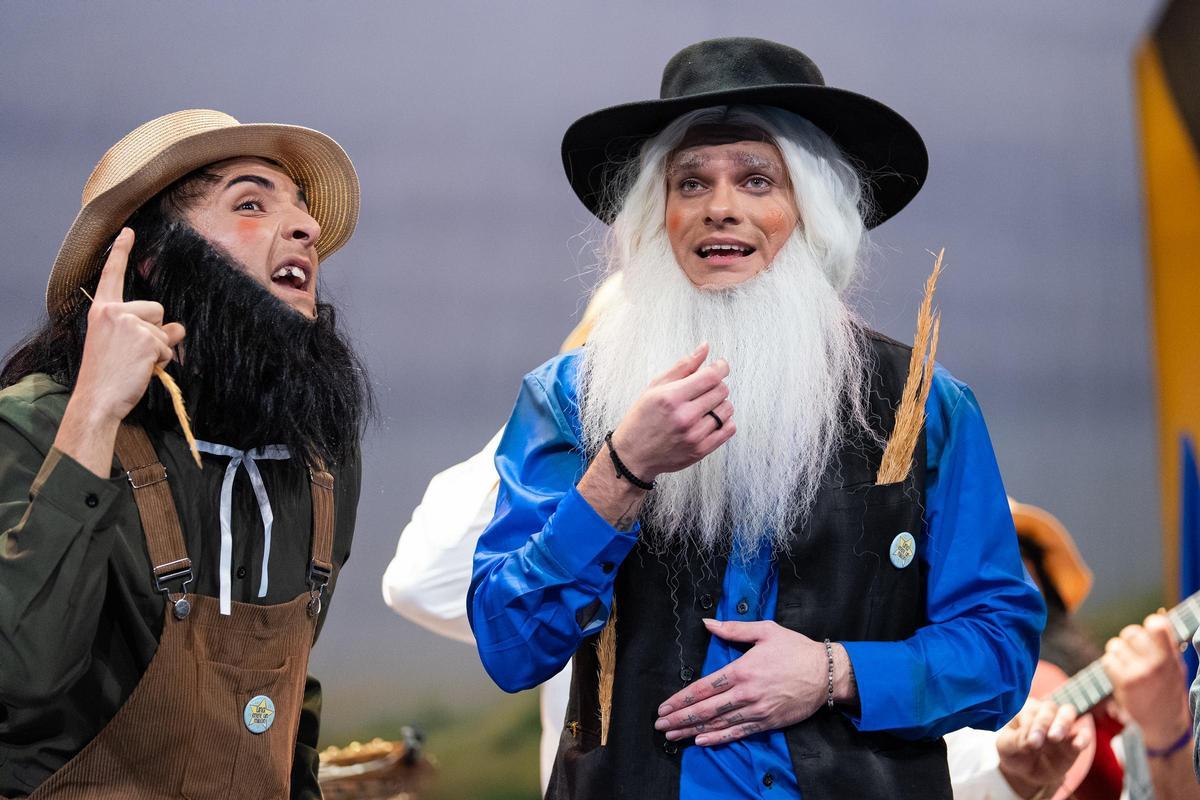 La chirigota del Peluca, 'Los amish del mono fuimos a por piononos (La decepción)', durante su actuación en el COAC 2026.