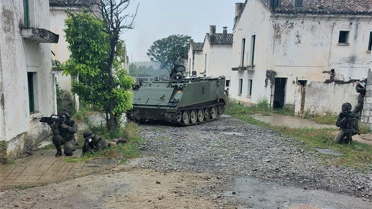 El regimiento La Reina nº 2 durante el ejercicio práctico de combate en zonas urbanas.