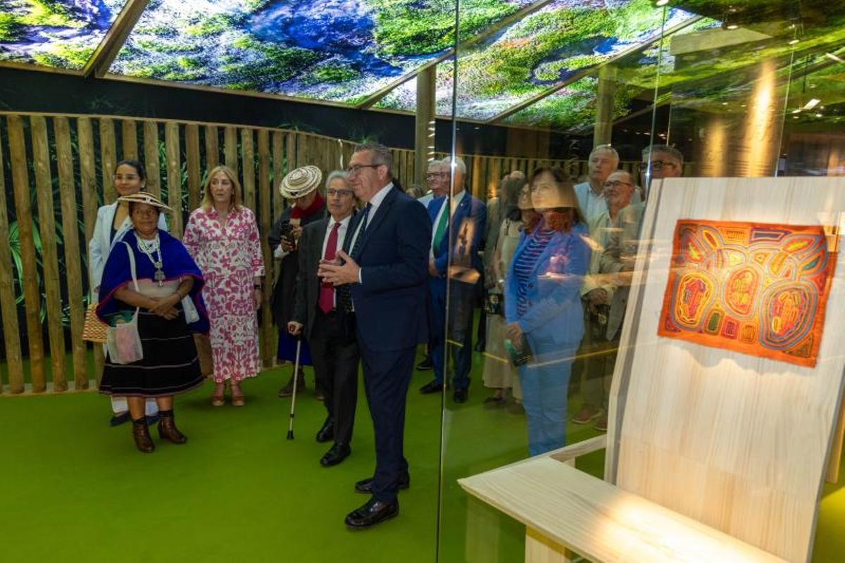 Visita institucional a la primera sala de la exposición, que imita una "maloca" colombiana