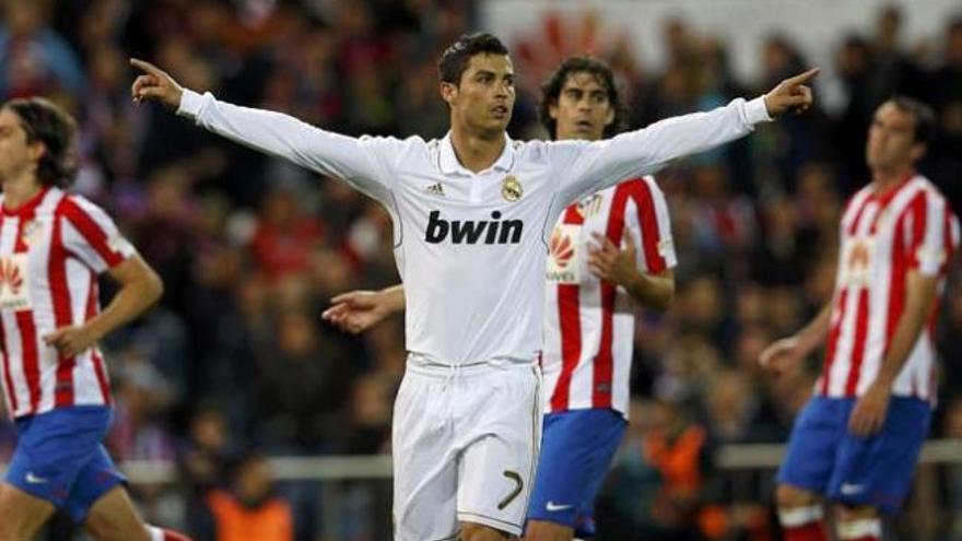 Ronaldo celebra uno de sus goles en el Calderón.