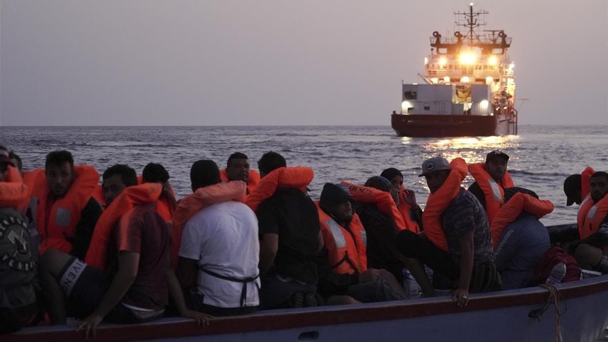 El buque 'Ocean Viking' rescata a 36 migrantes la pasada noche.