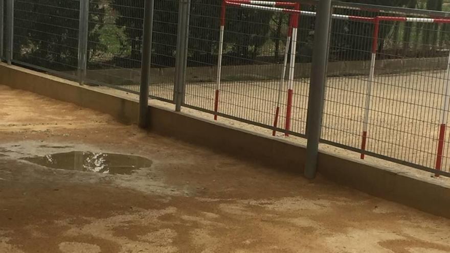 El patio infantil, con arena, se &#039;embarra&#039; cada vez que llueve.