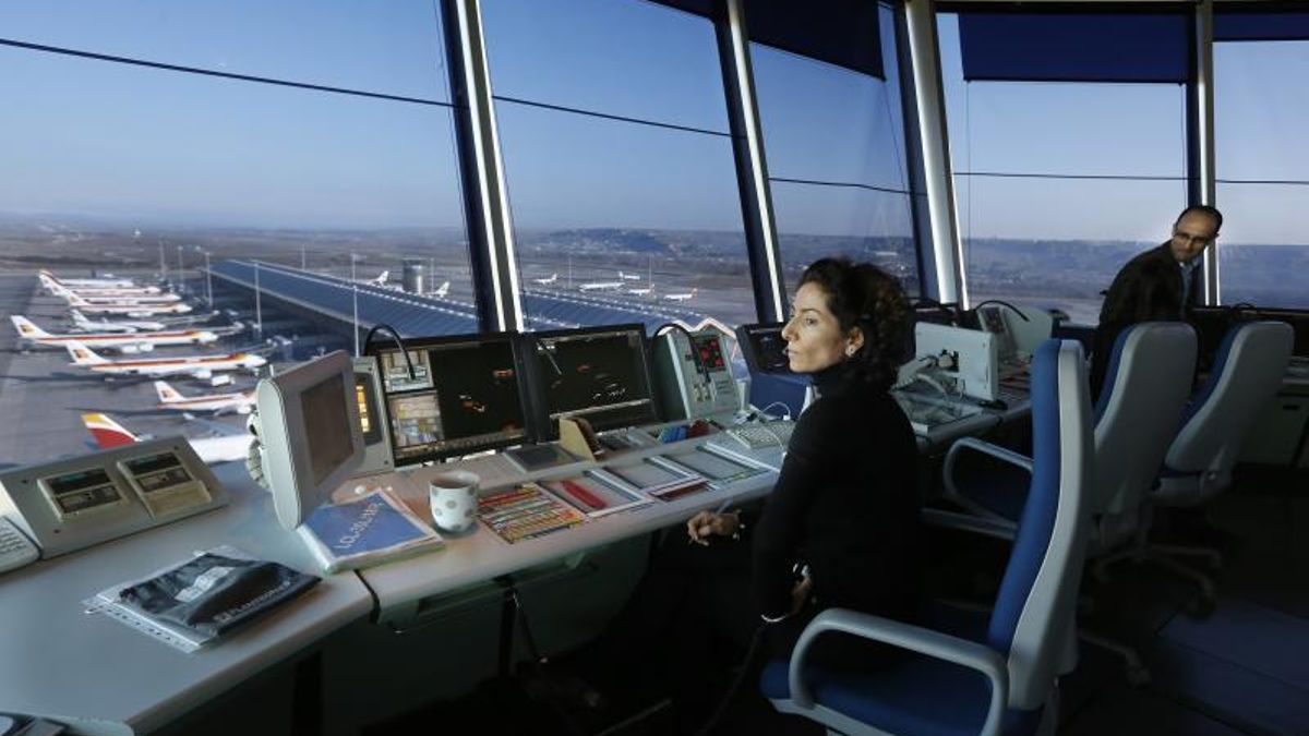 Los controladores aéreos pueden cobrar hasta 100.000 euros y se encargan de gestionar el servicio ATC.