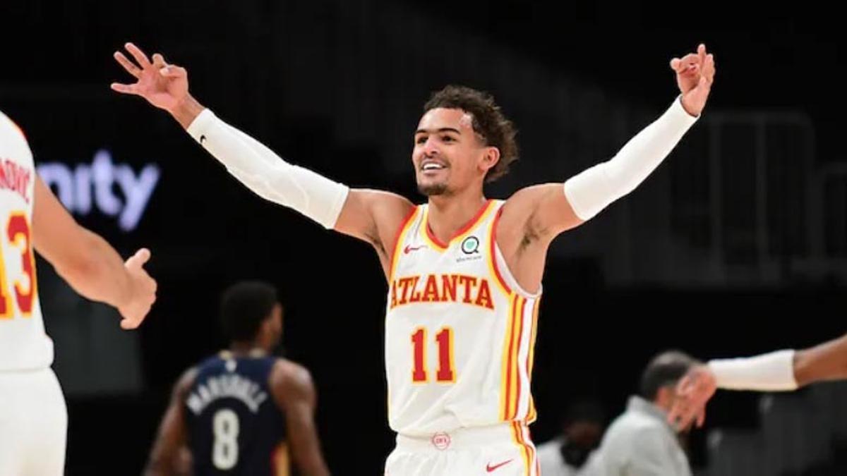 Trae Young celebra un triple.