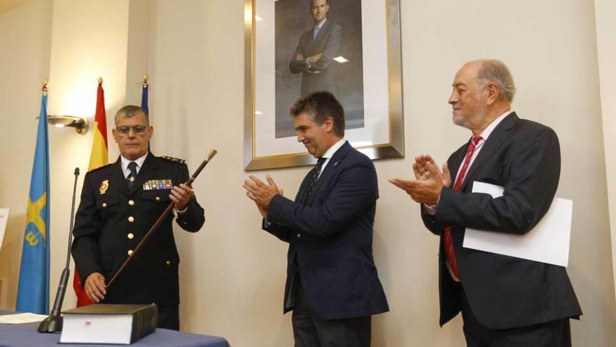 Ignacio José Díaz Salazar, con el bastón de mando, junto a Ignacio Cosidó y Gabino de Lorenzo.