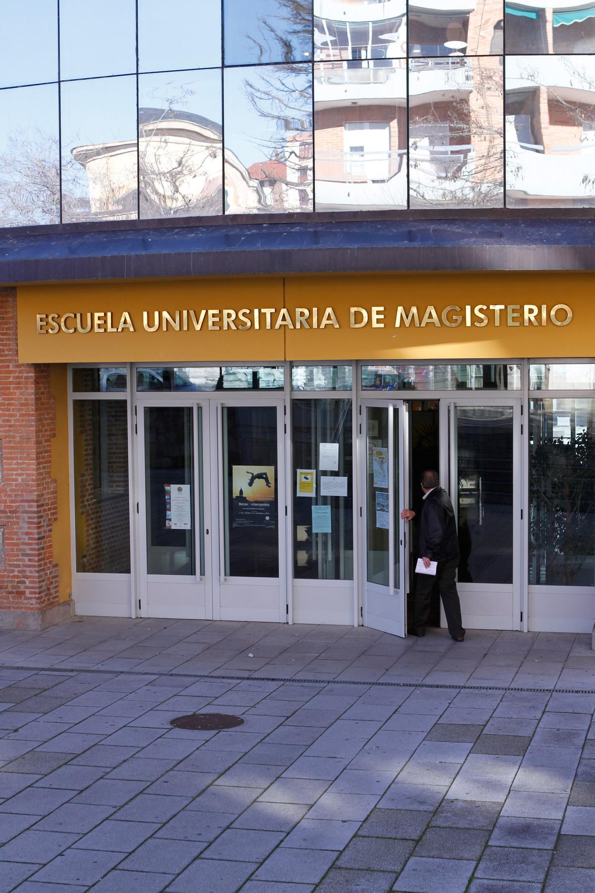 FACHADA DE LA ESCUELA DE MAGISTERIO.