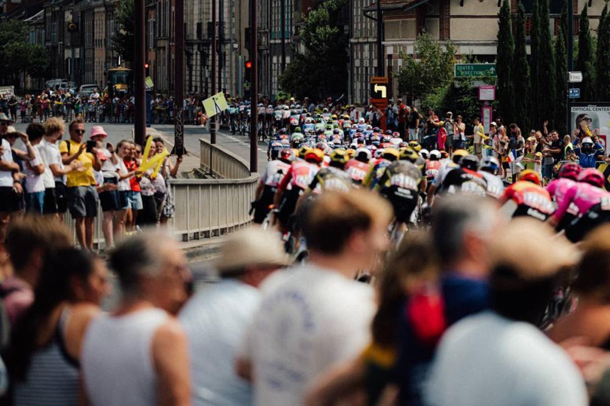 El público aplaude el paso del Tour.