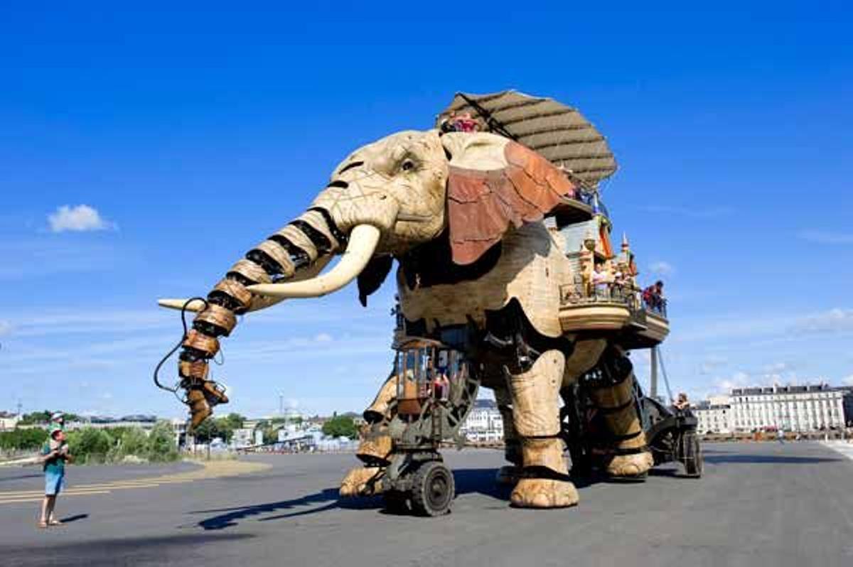 Un elefante autómata de hojalata recorre las calles de Nantes