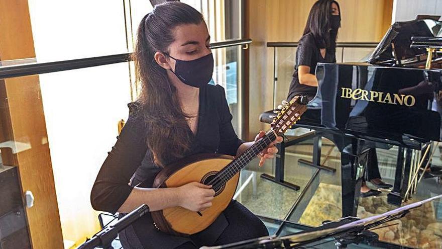 Una de las jóvenes instrumentistas del concierto.