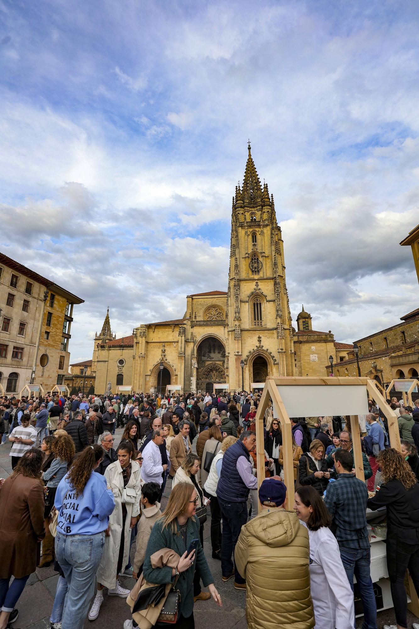 Así fue la cata de marcas asturianas de queso en la plaza de la Catedral 