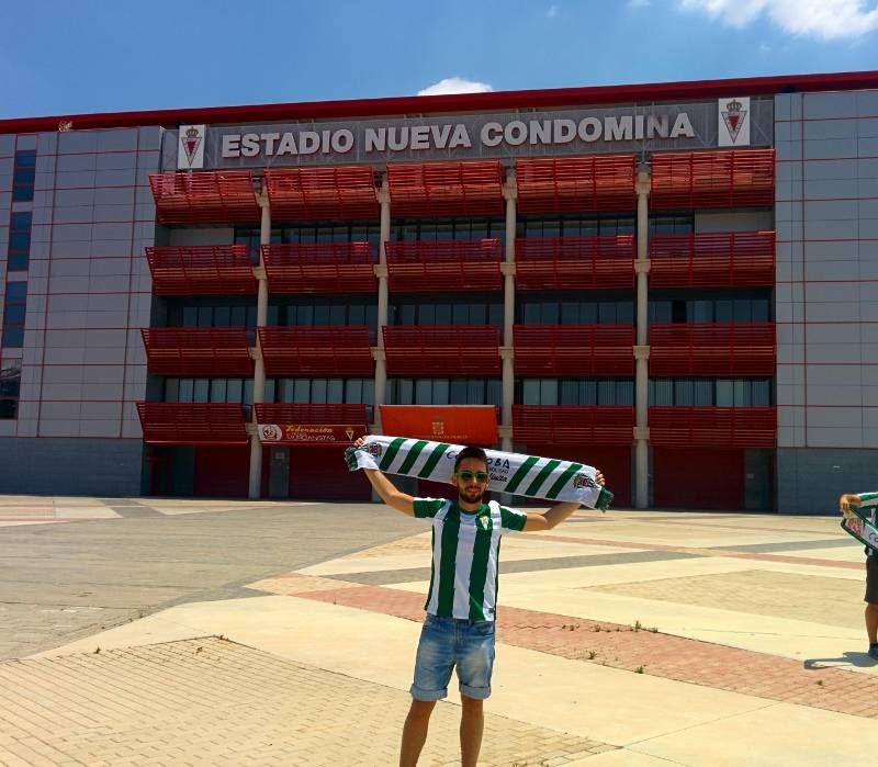 Los aficionados animan al Córdoba CF con sus selfies