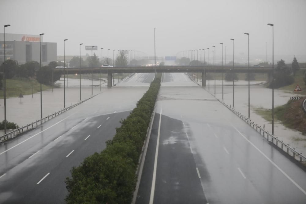 Las fuertes lluvias han inundado la pista de Silla.