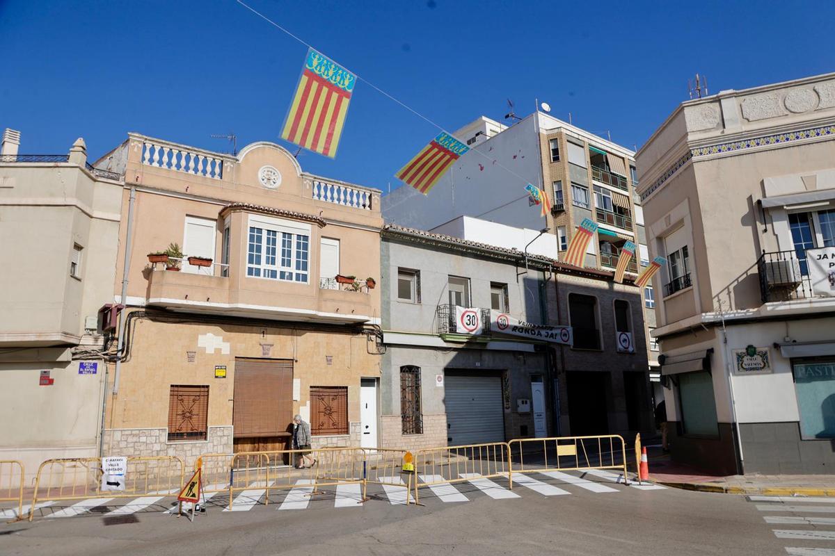 Calle Rafael Valls, cerrada al tráfico antes de su apertura de una sola dirección en Manises.