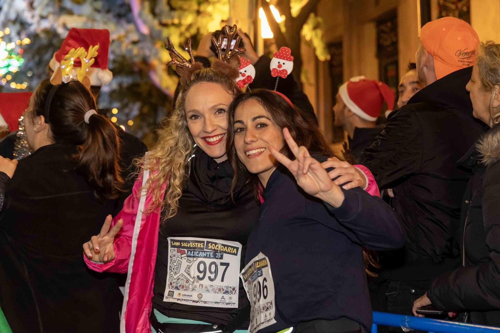 La San Silvestre de Alicante llena de colorido la ciudad