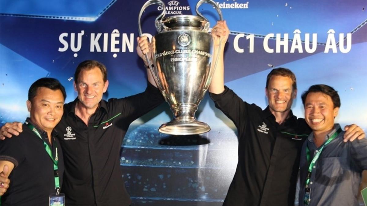 Los gemelos De Boer están promocionando la Champions League en Vietnam